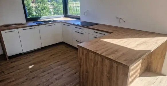 Kuchnia z wyspą i lamelowym frontem