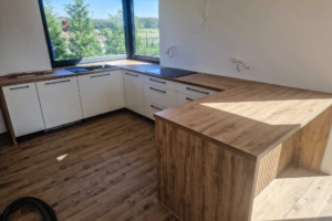 Kuchnia z wyspą i lamelowym frontem