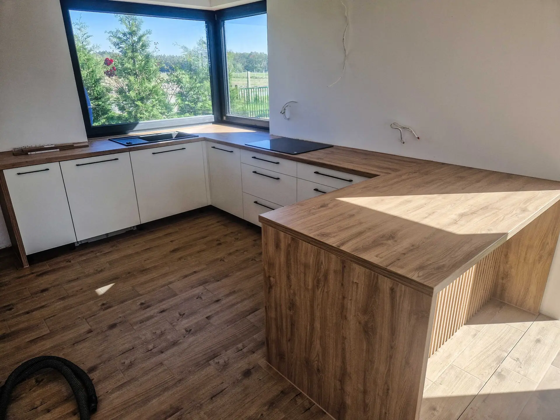 Kuchnia z wyspą i lamelowym frontem