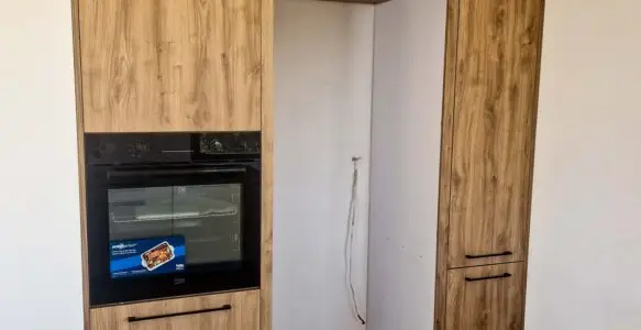 Zabudowa kuchenna z drewnopodobnymi frontami