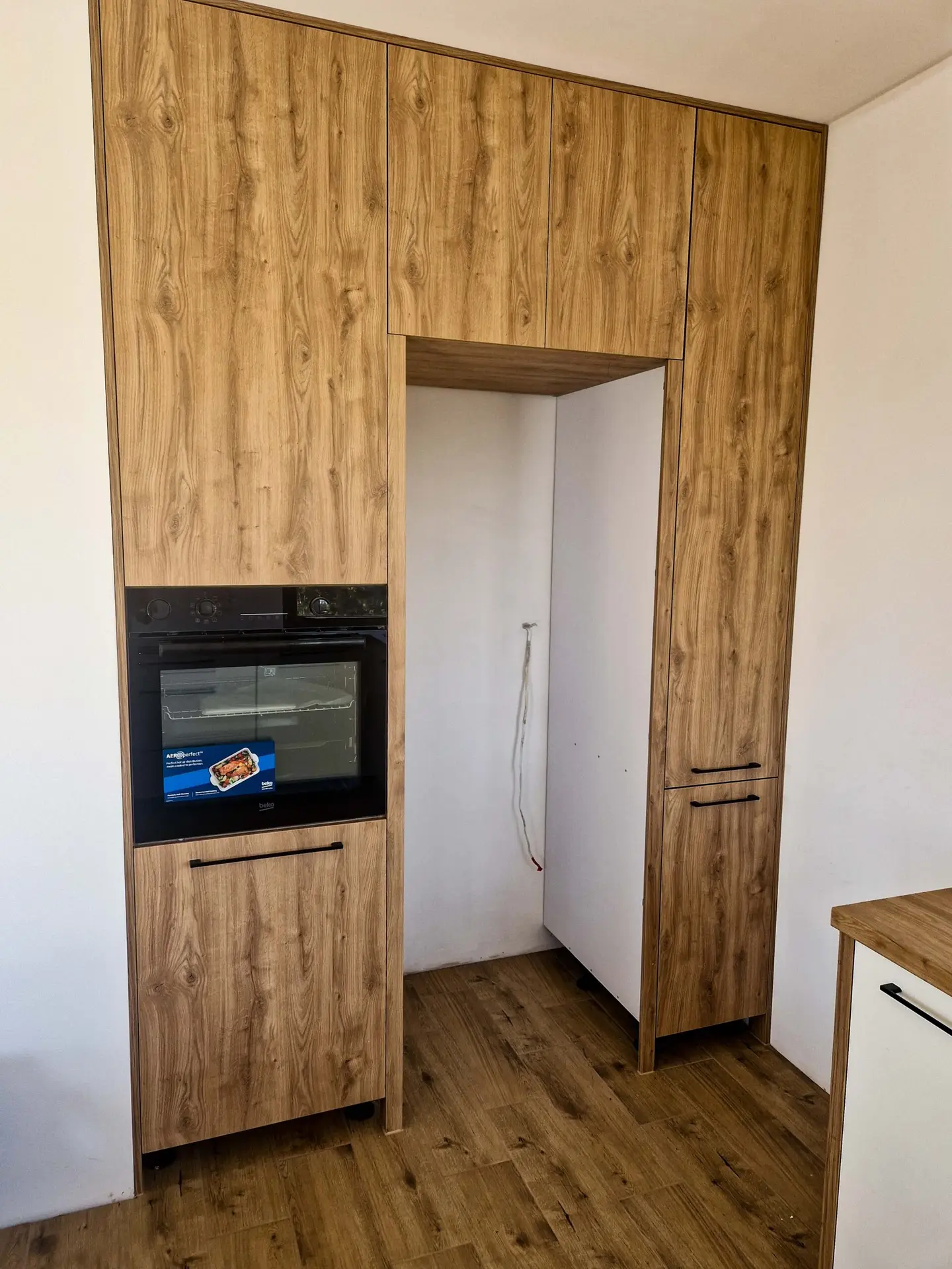 Zabudowa kuchenna z drewnopodobnymi frontami